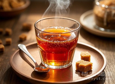 如果女性出現(xiàn)月經(jīng)推遲的情況，不能僅僅依賴喝紅糖水來(lái)催經(jīng)