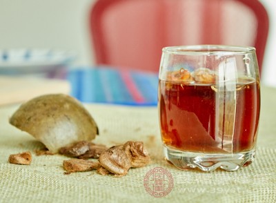 羅漢果茶也不錯，羅漢果味甘性涼，有清熱潤肺、利咽開音的作用，特別適合咽干、咽痛的人群飲用