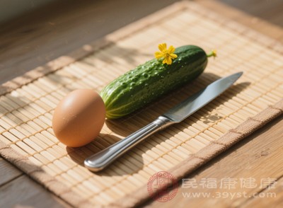 雞蛋黃瓜減肥法無法提供足夠的熱量和各類營養(yǎng)素，可能會影響胎兒或嬰兒的正常發(fā)育，同時也不利于孕婦和哺乳期女性自身的身體恢復(fù)和健康