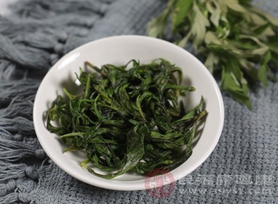 用干艾草直接沖泡成茶，飲用后可幫助緩解因受涼引起的腹痛、腹瀉等癥狀，同時還能起到一定的提神醒腦作用
