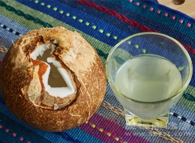 新鮮的椰子水直接飲用就非常美味，喝完水還可以用勺子挖著吃里面的椰肉，椰肉富含蛋白質(zhì)和脂肪，營(yíng)養(yǎng)豐富