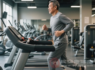劇烈運(yùn)動(dòng)(跑步、跳繩)會(huì)讓呼吸急促，消耗大量津液，可能加重肺燥
