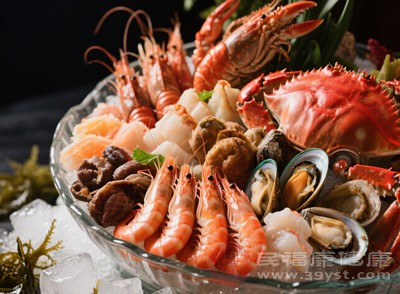 正常飲食中海鮮和牛奶的攝入量有限，遠(yuǎn)未達(dá)到可能引發(fā)結(jié)石的程度