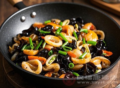 可以先少量食用其中一種，觀察身體是否有異常反應(yīng)，確定無(wú)過(guò)敏癥狀后，再逐漸增加食用量并嘗試搭配食用