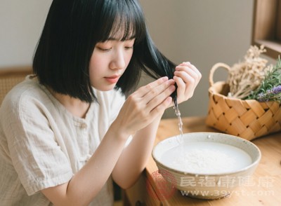 每次用淘米水洗頭，就像是給頭發(fā)做了一次深度滋養(yǎng)SPA