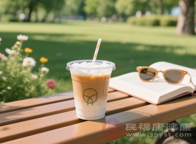 全脂牛奶的脂肪含量約為3.2%-3.8%，一杯500毫升的全脂牛奶奶茶，僅牛奶中的脂肪含量就不容忽視