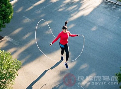 跳繩過程中，身體會分泌內啡肽等“快樂激素”，能有效緩解壓力和焦慮情緒
