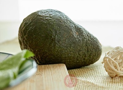 每100克牛油果含7克左右膳食纖維，相當(dāng)于2個蘋果的纖維量