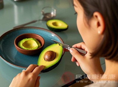 牛油果雖好，但熱量不低(每100克約160大卡)，過量食用易導(dǎo)致熱量超標