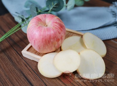 蘋果中的膳食纖維主要存在于果皮中，所以吃蘋果時最好連皮一起吃