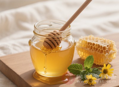 經(jīng)過一夜的睡眠，身體處于缺水狀態(tài)，此時(shí)飲用蜂蜜水，能夠快速補(bǔ)充水分，潤(rùn)滑腸道