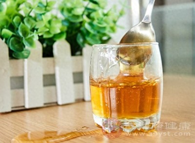一般來說，成年人每天飲用蜂蜜水的量不宜超過30-50克(約2-3湯匙)，兒童則應適當減少