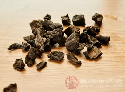 對(duì)于現(xiàn)代長(zhǎng)期處于高強(qiáng)度工作、生活壓力下，出現(xiàn)肝腎虧虛癥狀的人群，適當(dāng)使用何首烏，能夠幫助調(diào)理身體，緩解不適