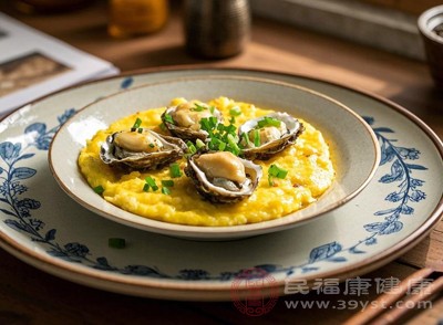 生蠔含有較高的嘌呤，人體攝入嘌呤后，會在機體內(nèi)代謝為尿酸