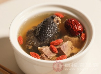 燉排骨、煮雞湯等燉煮類食物，前期無需放鹽