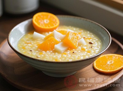 小米堪稱“養(yǎng)胃冠軍”，富含膳食纖維和維生素B族，能保護胃黏膜、促進消化