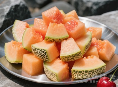 哈密瓜的營養(yǎng)價值極為豐富，堪稱“營養(yǎng)小炸彈”