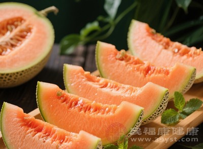 哈密瓜中的水分和營(yíng)養(yǎng)成分能夠?yàn)榧∧w補(bǔ)充水分和養(yǎng)分，使肌膚水潤(rùn)飽滿，充滿光澤