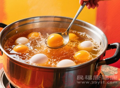 每100克白醋泡雞蛋溶液中，鈣含量約為120-150毫克，僅相當(dāng)于一杯200毫升牛奶鈣含量的1/3
