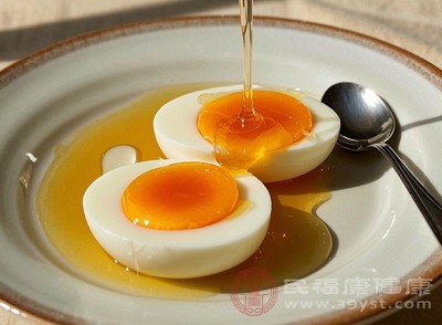 對(duì)于因飲食不規(guī)律導(dǎo)致的輕度胃脹、食欲不振，每天飲用30-50毫升稀釋后的白醋泡雞蛋溶液（建議1:3兌水），能通過促進(jìn)消化液分泌、加速蛋白質(zhì)分解，緩解不適癥狀