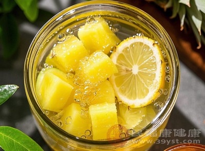 菠蘿的清甜口感能夠滿足人們對(duì)甜味的需求，在想吃甜食時(shí)，吃上幾塊新鮮的菠蘿，既能解饞，又比吃蛋糕、糖果等熱量超高的甜食健康得多