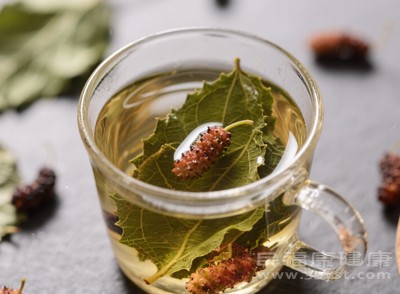 脾胃虛弱的人腸道功能也相對(duì)脆弱，桑樹葉中的某些成分可能會(huì)刺激腸道，引發(fā)腸道痙攣，出現(xiàn)腹部疼痛、腹瀉等癥狀