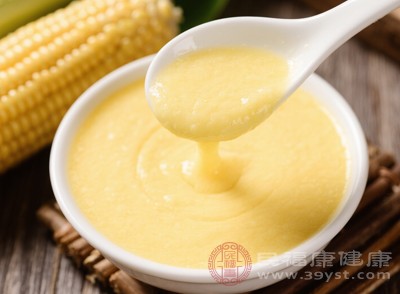 玉米糊的吃法多種多樣，除了直接煮制，還可以根據(jù)個(gè)人口味進(jìn)行創(chuàng)意搭配
