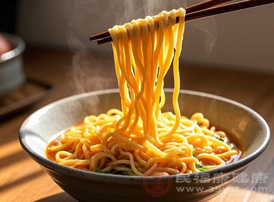 面條也是不錯(cuò)的選擇，煮得軟爛一些，加入青菜、雞蛋、瘦肉等食材，做成一碗熱氣騰騰的湯面，既能補(bǔ)充能量，又能溫暖腸胃