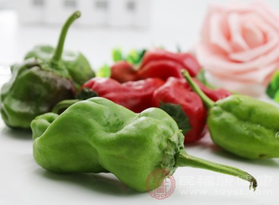 辛辣刺激性食物，如辣椒、花椒、芥末等，容易刺激腸胃，可能引發(fā)腸胃不適，還會(huì)加重經(jīng)期的燥熱感和不適感