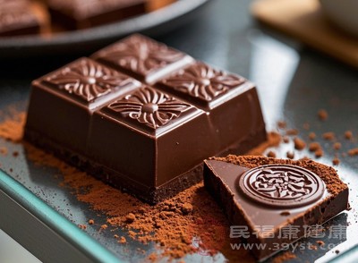 對高熱量、高糖分、高脂肪的食物產(chǎn)生強烈的渴望，如巧克力、蛋糕、油炸食品等