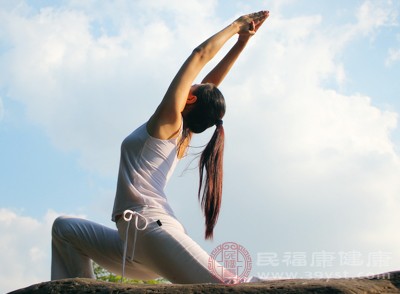 雖然在月經(jīng)期間身體需要適當(dāng)休息，但也可以根據(jù)自身情況進(jìn)行一些適度的運(yùn)動(dòng)，如散步、瑜伽等