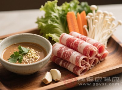 用羊肉燉煮胡蘿卜，在享受美味的同時(shí)，還能起到暖身驅(qū)寒的作用
