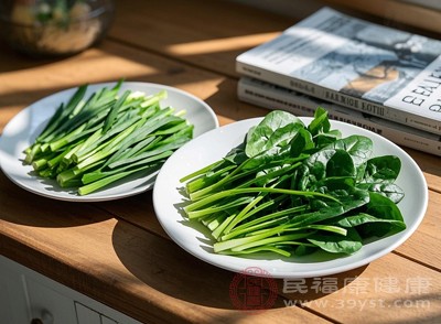 韭菜和菠菜雖然都是營養(yǎng)豐富的蔬菜，但并不適合一起食用