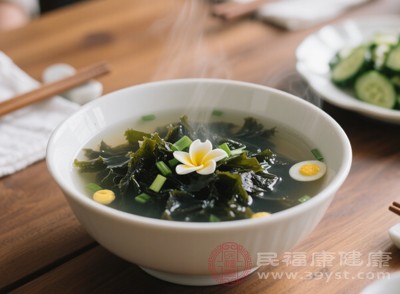 紫菜中富含的不飽和脂肪酸，如二十碳五烯酸（EPA）和二十二碳六烯酸（DHA），具有降低血液中膽固醇和甘油三酯水平的作用