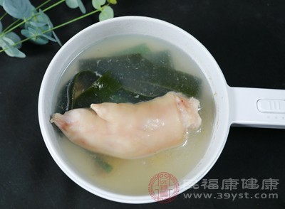 紫菜湯中的膳食纖維進(jìn)入人體后，會(huì)在腸道內(nèi)吸收水分，使糞便變得松軟，促進(jìn)腸道蠕動(dòng)，從而有效預(yù)防和緩解便秘