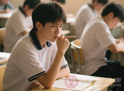 年齡較小的青少年，其身體的新陳代謝能力較強(qiáng)，毛囊的再生和修復(fù)能力也相對較好，如果白發(fā)是由于短期因素導(dǎo)致的，恢復(fù)的可能性較大