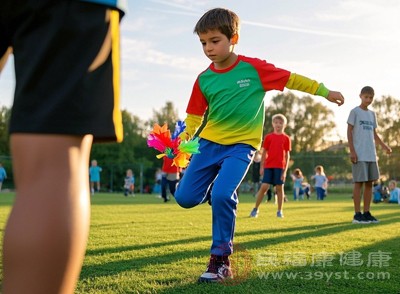 家長可以鼓勵孩子每天踢毽子15-20分鐘，既能享受運動的樂趣，又有助于塑造腿部線條