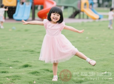 避免孩子長時(shí)間蹺二郎腿或彎腰駝背，這些不良姿勢會(huì)影響腿部血液循環(huán)，導(dǎo)致腿部水腫，不利于腿部健康發(fā)育