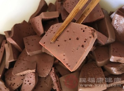 缺鐵易導致氣血運行不暢，加重眼周暗沉。可將瘦肉、鴨血、菠菜等含鐵食材納入日常飲食