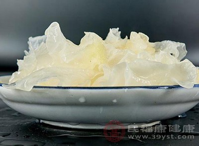 優(yōu)質(zhì)的食材是熬制出美味又營養(yǎng)的銀耳蓮子湯的前提