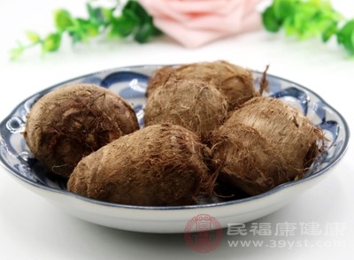 芋頭還含有豐富的膳食纖維，其膳食纖維含量約為1克/100克，這些膳食纖維能延緩碳水化合物的吸收