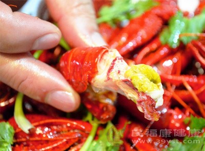 龍蝦屬于高嘌呤食物，而啤酒中含有的維生素B1，會(huì)加速龍蝦中嘌呤的代謝，使其轉(zhuǎn)化為尿酸