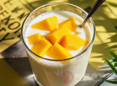 芒果中的果酸含量較高，當(dāng)牛奶與芒果相遇，果酸會(huì)使牛奶中的蛋白質(zhì)變性，發(fā)生凝集、沉淀，形成不易消化的物質(zhì)
