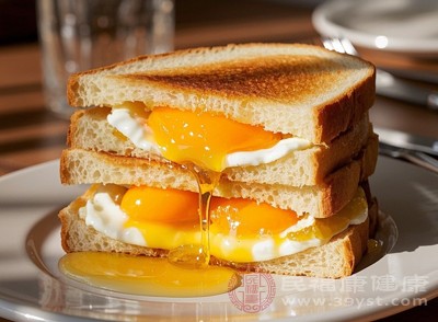 蜂蜜和雞蛋雖然營(yíng)養(yǎng)豐富，但都屬于高能量食物