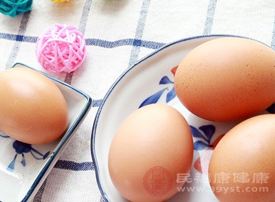 雞蛋中的蛋白質(zhì)、脂肪等營(yíng)養(yǎng)成分，能夠滋養(yǎng)人體陰液，緩解因干燥引起的不適癥狀
