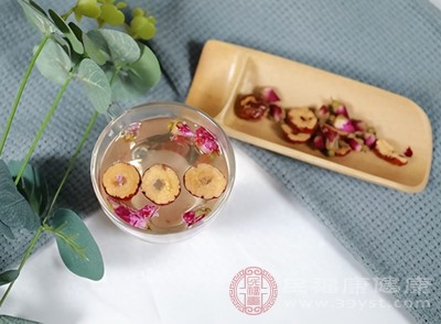 紅棗中含有的多糖、三萜類化合物等成分，具有免疫調(diào)節(jié)的作用
