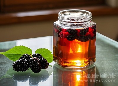 一些因氣血不足導(dǎo)致頭暈眼花、失眠多夢的人群，堅持適量飲用桑葚酒，也能在一定程度上改善這些癥狀