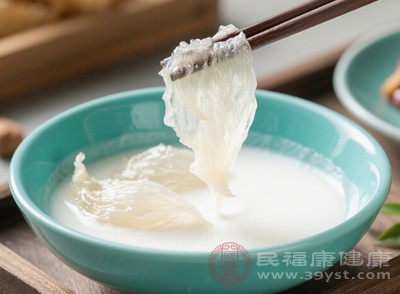 將燉煮好的燕窩中加入溫熱的純牛奶，攪拌均勻即可