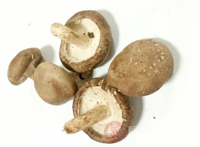 對(duì)于大多數(shù)沒有過敏史且身體健康的人，蘑菇是可以正常食用的，不會(huì)引發(fā)疾病或加重癥狀