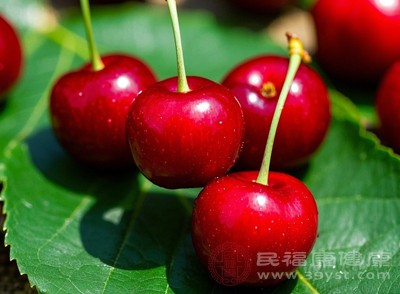櫻桃性溫，食用過多可能會(huì)出現(xiàn)上火癥狀，且櫻桃核含有氰苷，若咀嚼吞咽過多可能會(huì)引起中毒，食用時(shí)需注意